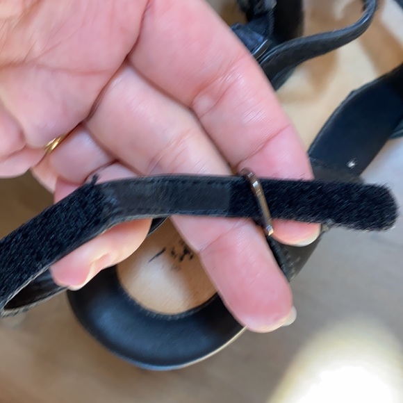 Earth Black wedge leather sandals size 9 - Picture 9 of 10